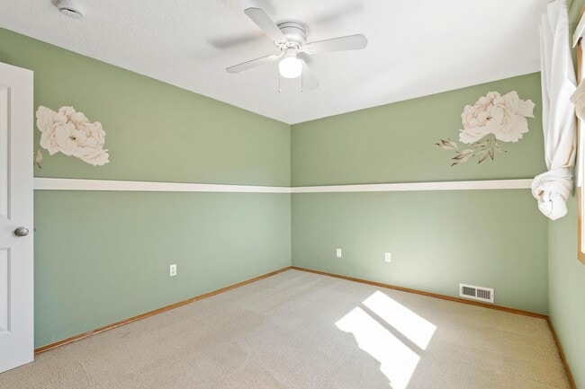 Building Photo - Comfortable 4-bdrm/2.5-bath home in Hillsb...