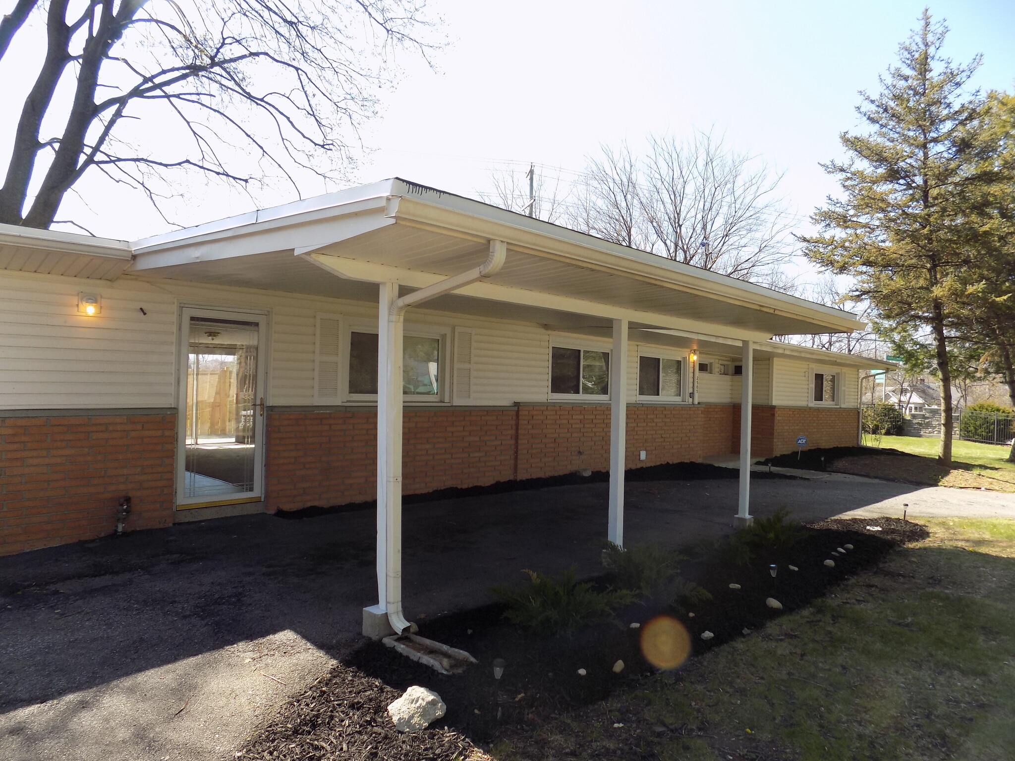 Building Photo - 2505 Maplewood Dr