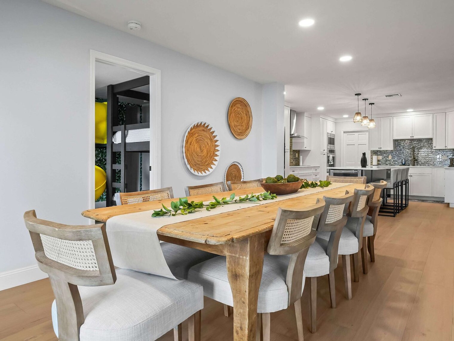 Building Photo - 4211 Lakeview Dr