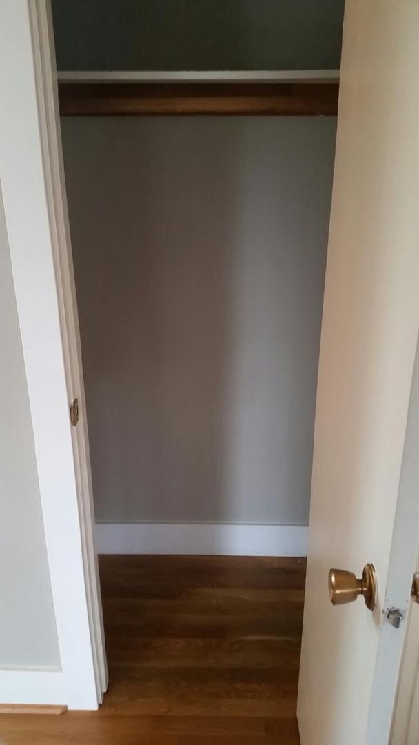 Building Photo - Upper corner unit 1 bed on Belmont, granite, hardwoods, off street parking!