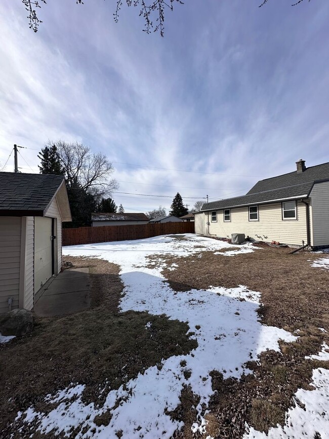 Building Photo - UPDATED 3 BR/1 BATH WITH EXTRA GARAGE SPACE