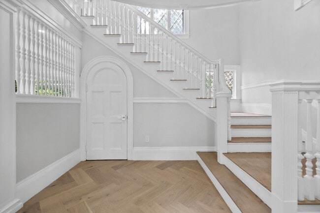 Building Photo - 476 Heath St