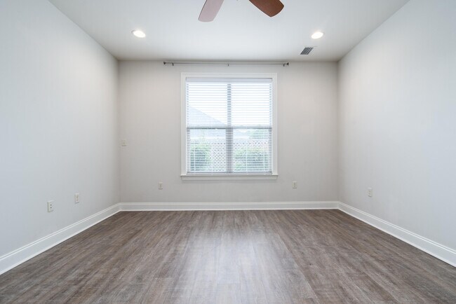 Building Photo - 718 Woods Dr