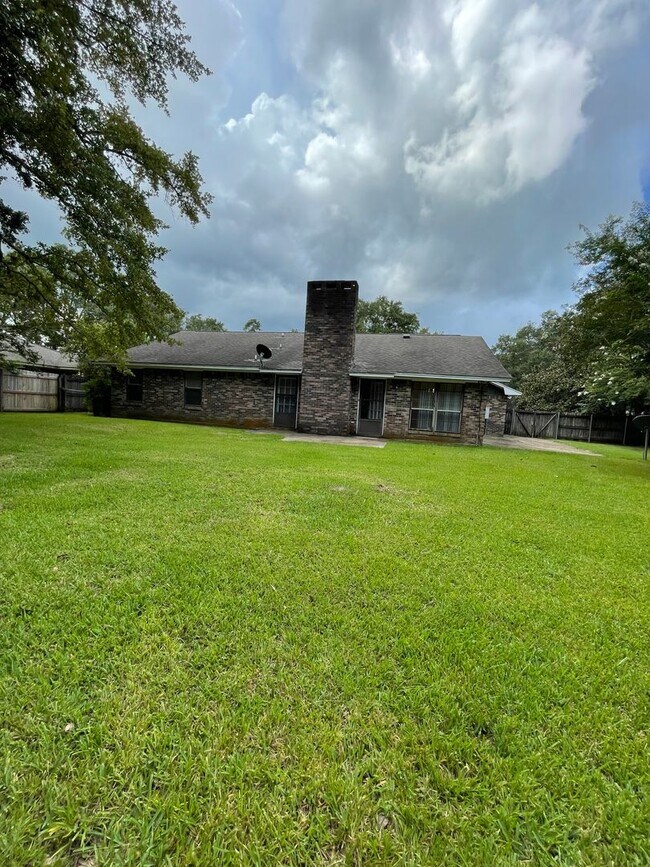 Building Photo - MOVE-IN SPECIAL! 3-Bedroom Home in Fort Ba...
