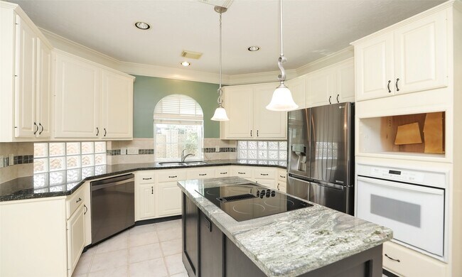 Building Photo - 7502 Holly Ct Estates Dr