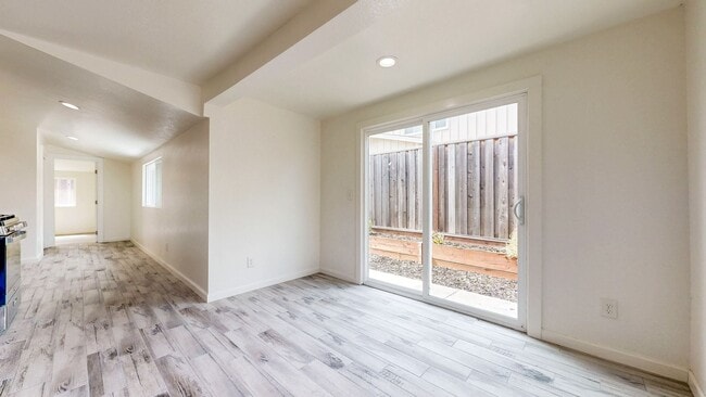 Building Photo - 2113 Dennis Ln