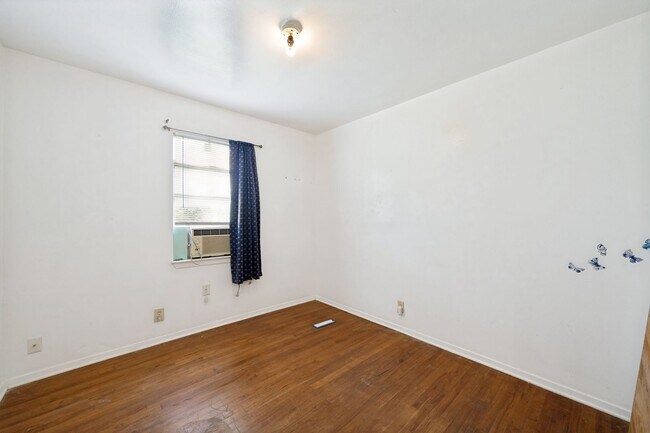 Building Photo - CHARMING DENVER HEIGHTS 3-BEDROOM