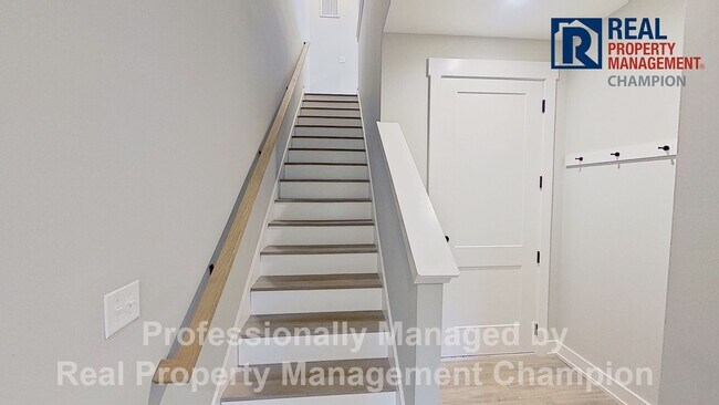 Building Photo - Bright & Open End Unit Townhome
