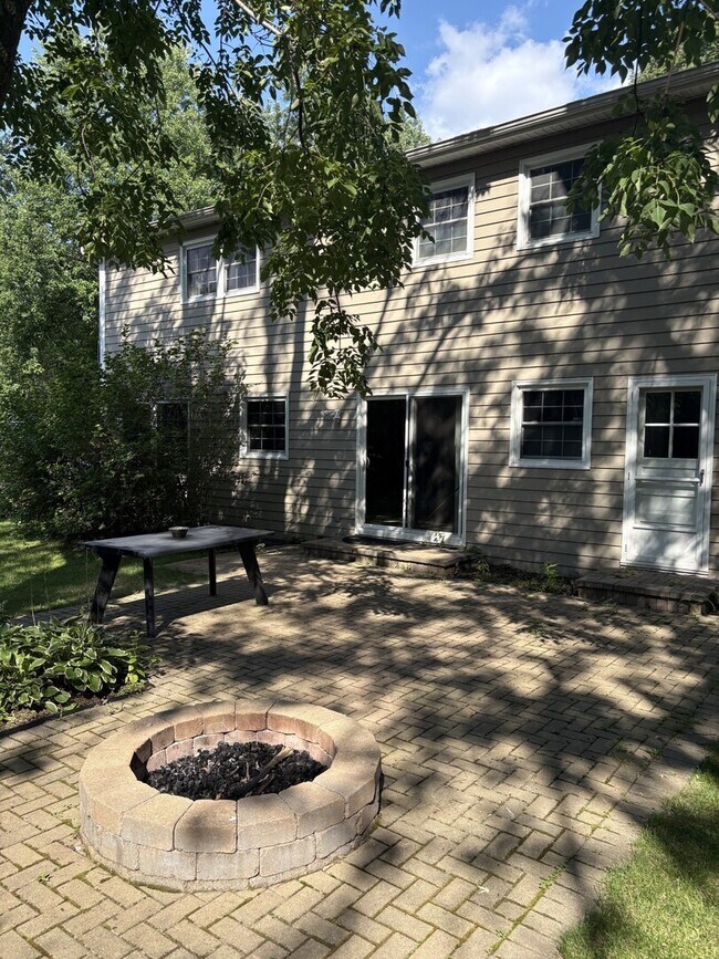 Building Photo - 1613 Clyde Dr