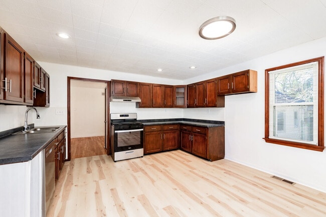 Building Photo - 9429 Harold Dr