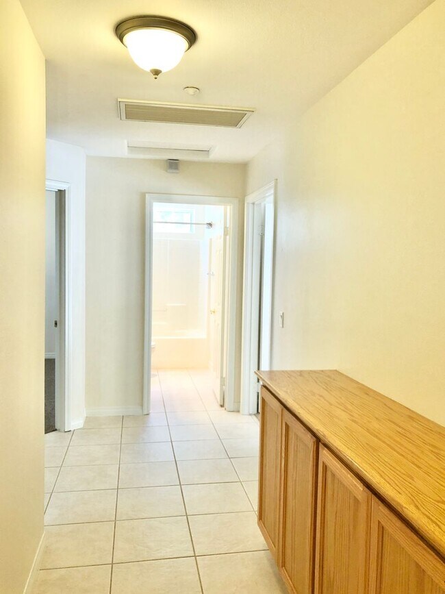 Building Photo - Light & Bright Single-Story Home in the Heart of Fallbrook, Complete with Private, Fully Fenced B...