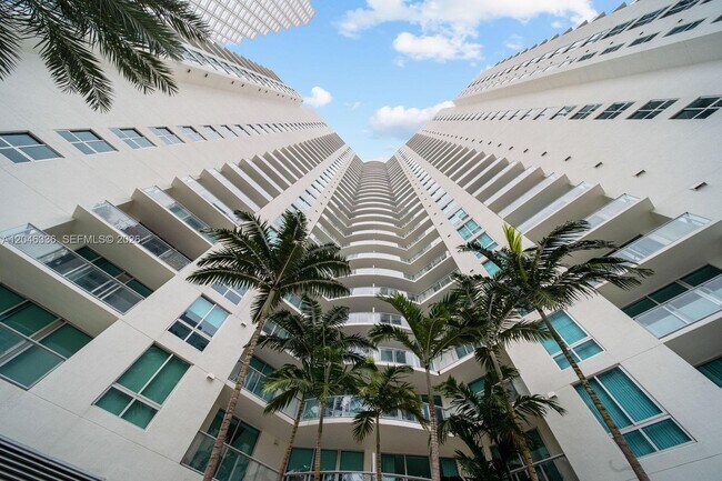 Building Photo - 300 S Biscayne Blvd