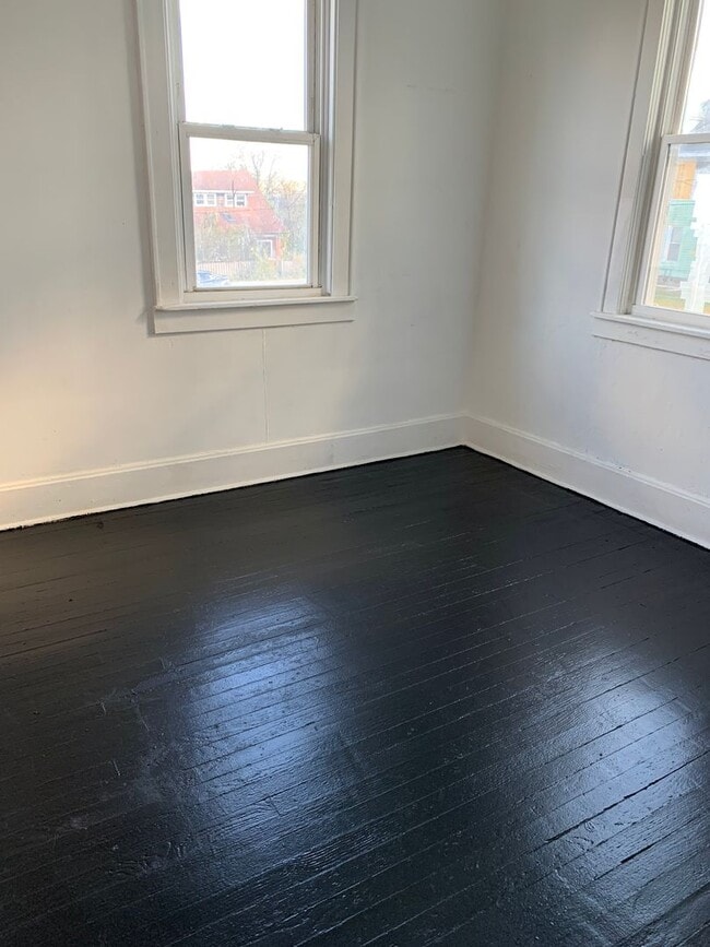 Building Photo - Two Bedroom Garage Apartment