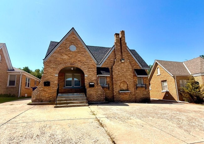 Primary Photo - Large 5BD 3.5BA Home w/ Bonus ADU close to...