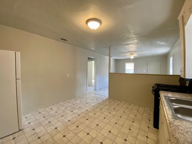 Building Photo - 2 Bedroom 1 Bath Home In Bossier City! - S...