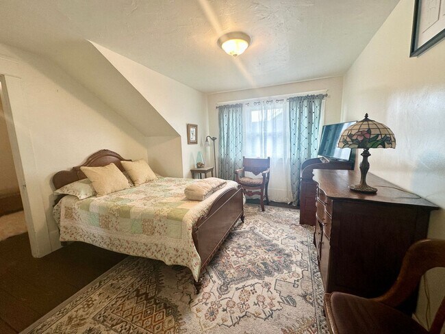 Building Photo - Furnished 2 bedroom Craftsman Apartment