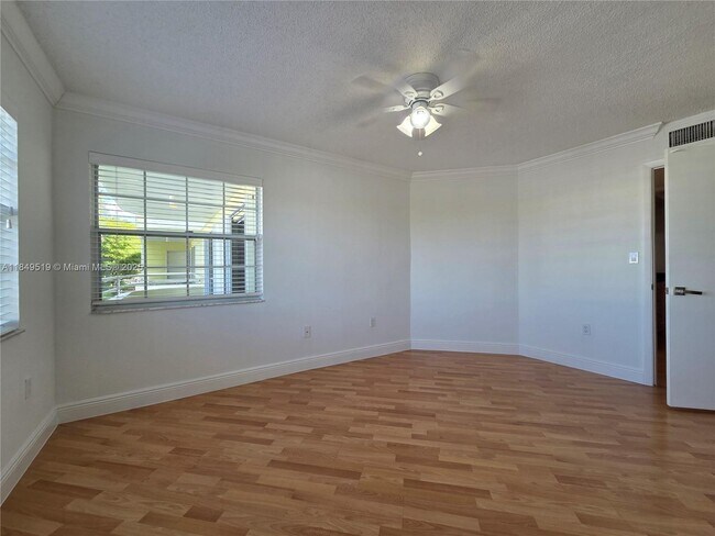 Building Photo - 10765 SW 108th Ave