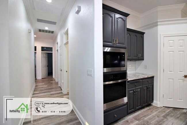 Building Photo - 2724 Western Oak Dr