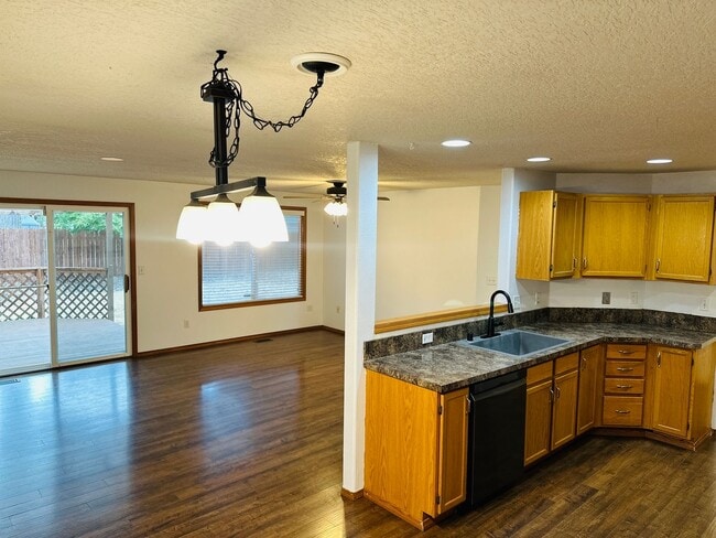 Building Photo - Charmin One Level Home w/ RV Parking