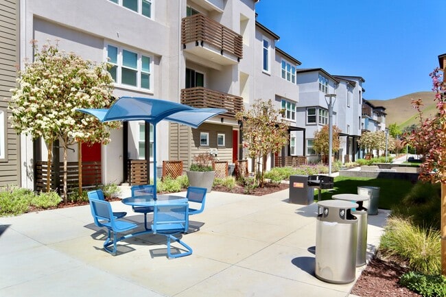 Building Photo - Gorgeous 3-story Townhome Available for Rent! Cherry-Guardino Neighborhood