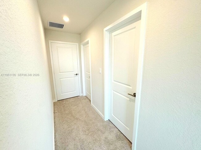 Building Photo - 1054 W Davis Pkwy