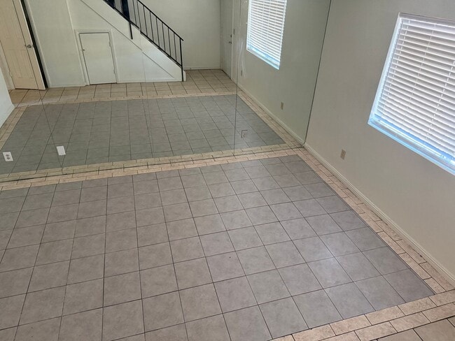 Building Photo - 3 Bedroom 1.5 Bathroom Townhouse