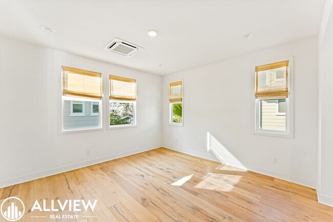 Building Photo - *Limited Move In Special! $1,000 Off First...