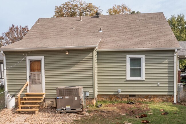 Building Photo - Freshly Updated 3 Bedroom House