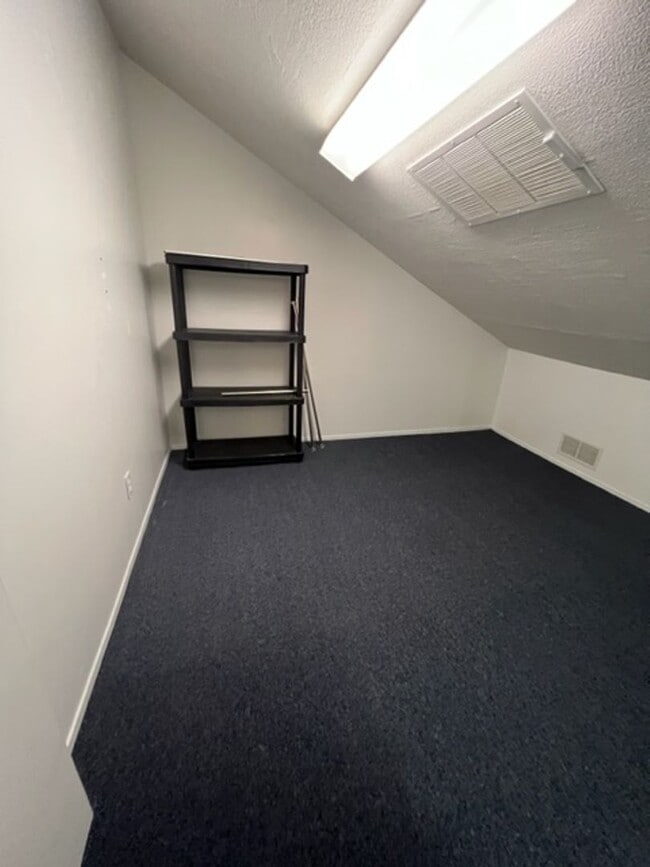 Building Photo - 3BD 2BA 2CAR Garage Townhouse located in L...