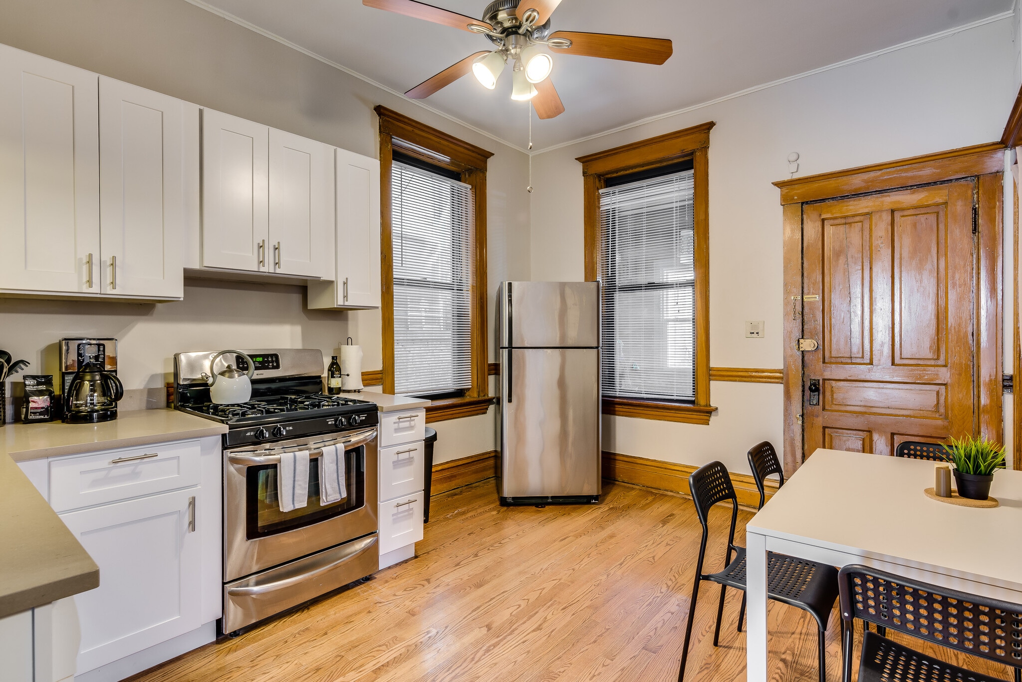 Eat-in kitchen with stainless steel appliances - 1648 N Oakley Ave