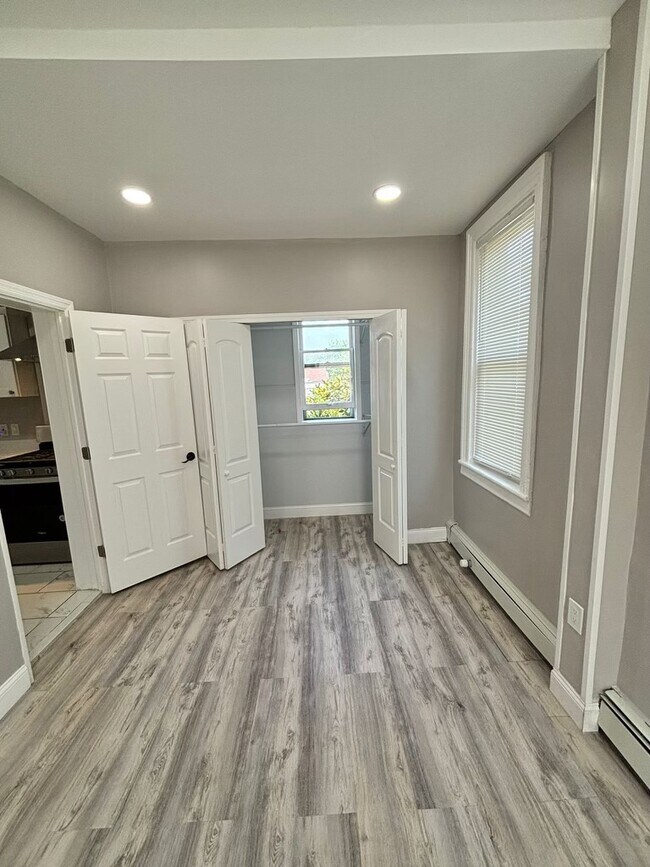 Building Photo - 131 Alexander Ave