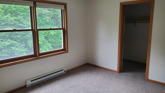 Building Photo - 325 Shorewood Cir