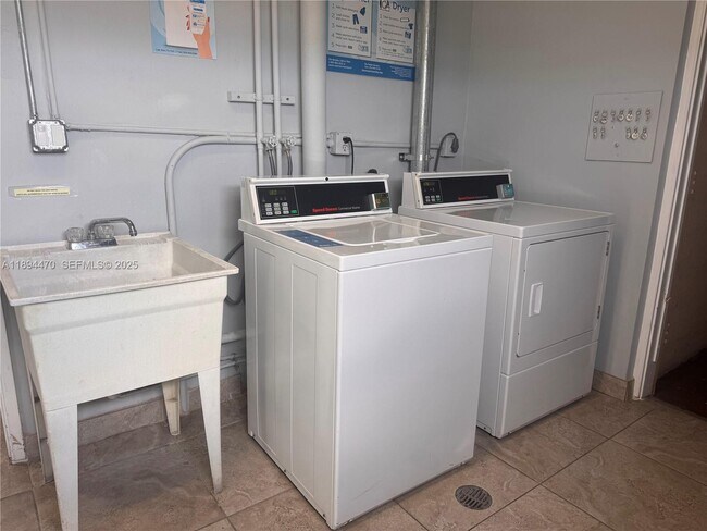 Building Photo - 1000 NE 14th Ave