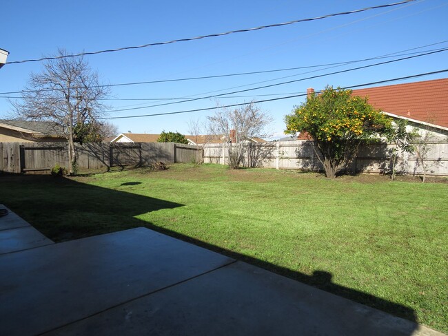 Building Photo - Single Story Home Located in Orcutt with E...