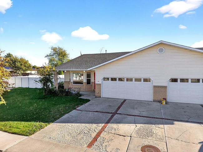 Building Photo - Impressive 5 bed/3 bath twin home in Chubbuck with just under 3000 square feet.