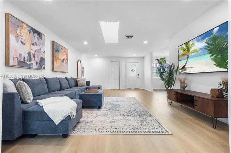 Building Photo - 3255 Florida Blvd