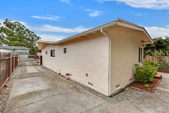 Building Photo - 1163 Crespi Dr
