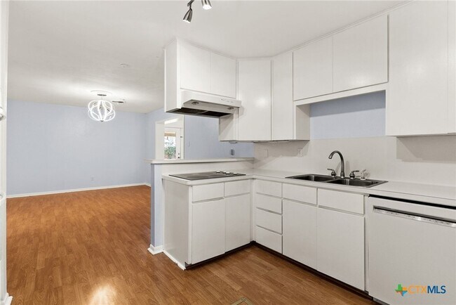 Building Photo - 204 Oak St