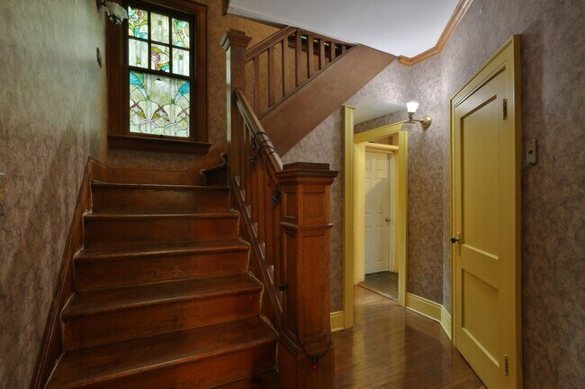 Building Photo - Highly Sought After OSU 6 Bedroom House Iuka Ravine with 2 new bathrooms and free off-street parking