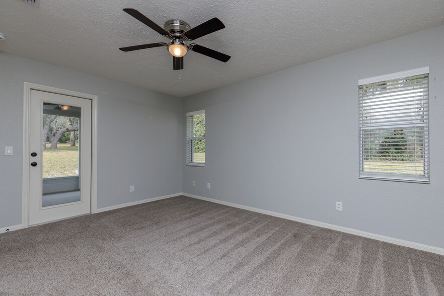 Building Photo - 320 N Fresno Ave