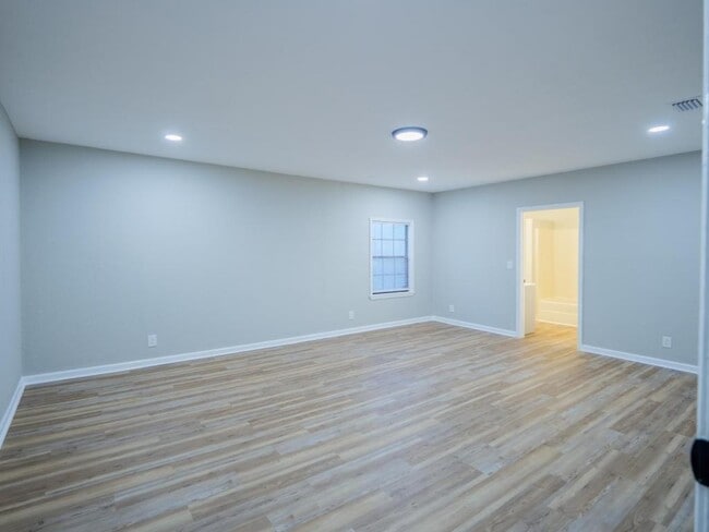 Building Photo - 804 Lakeland Ave