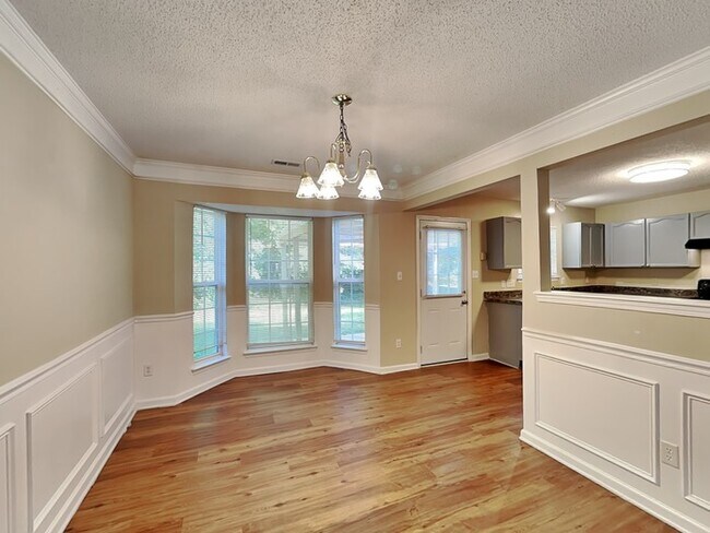 Building Photo - 6047 Hedgecrest Pl