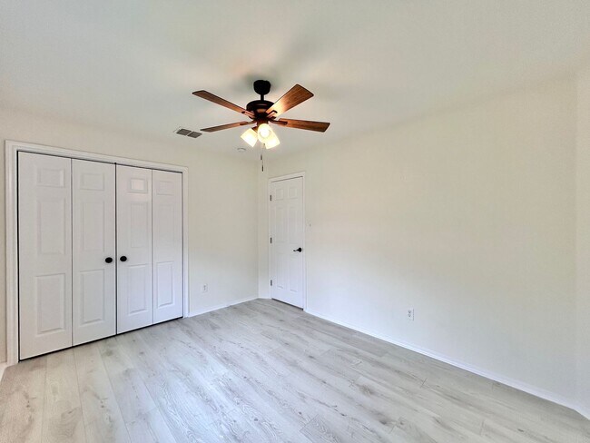 Building Photo - Beautiful 3/BR 2.5/BA Home with Modern Fin...