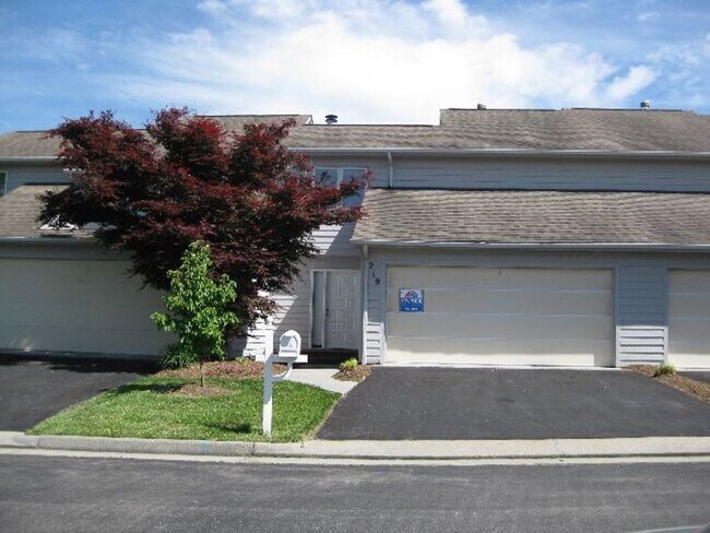 Primary Photo - *Price Reduced* 2 Bedroom 2.5 Bath Townhou...