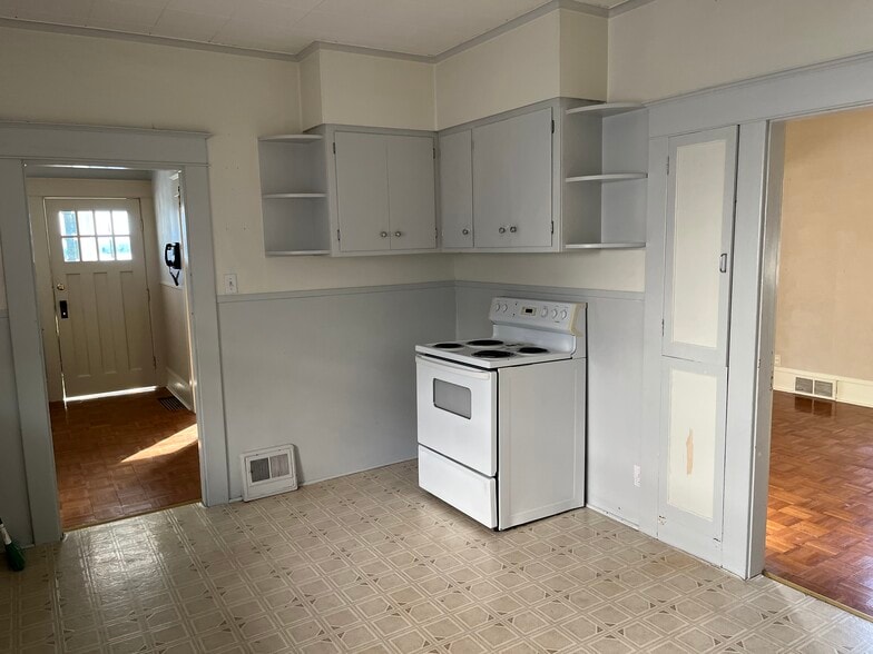 Kitchen - 657 Florence Ave