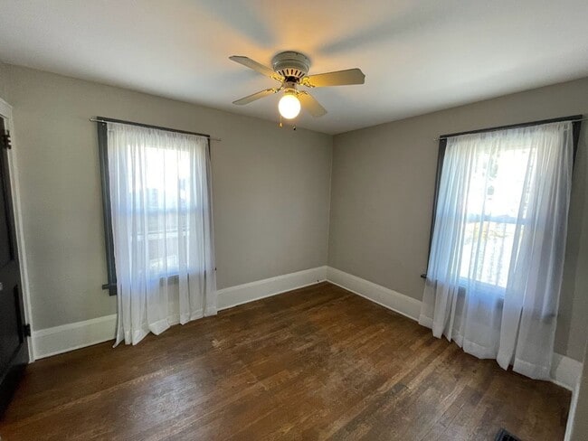 Building Photo - Three bedroom one bathroom home for rent