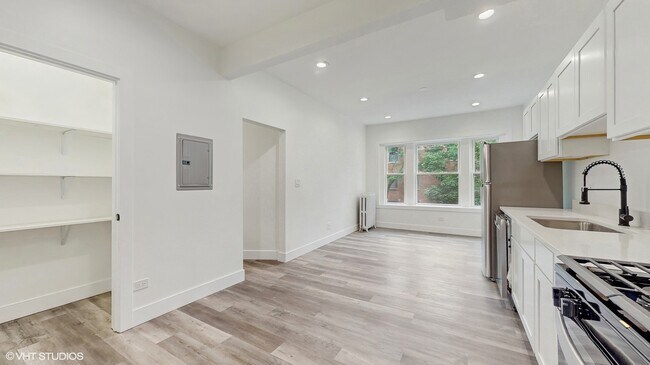 Building Photo - 6500 N Bosworth Ave