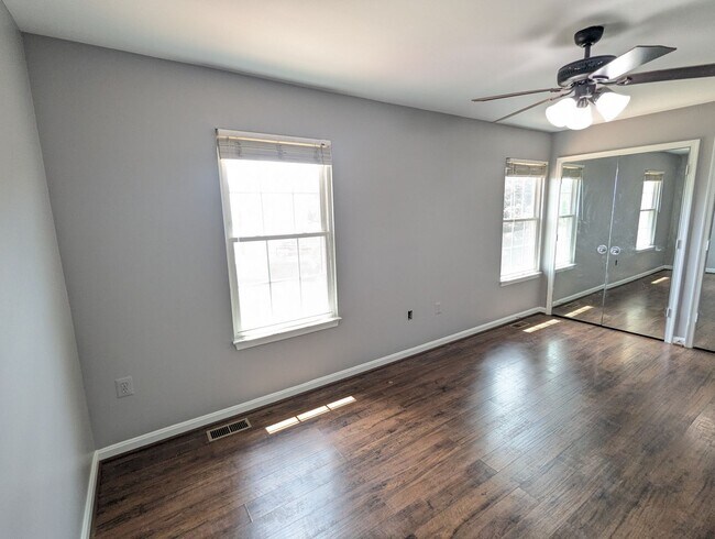 Building Photo - Beautifully maintained townhouse in Tuscar...