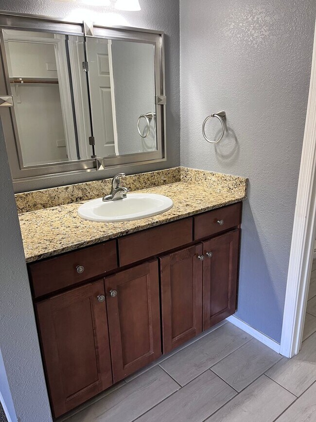 Building Photo - NE-3 bd/ 2bd Condo in gated community!