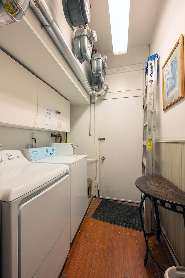 Building Photo - 413a 1st St